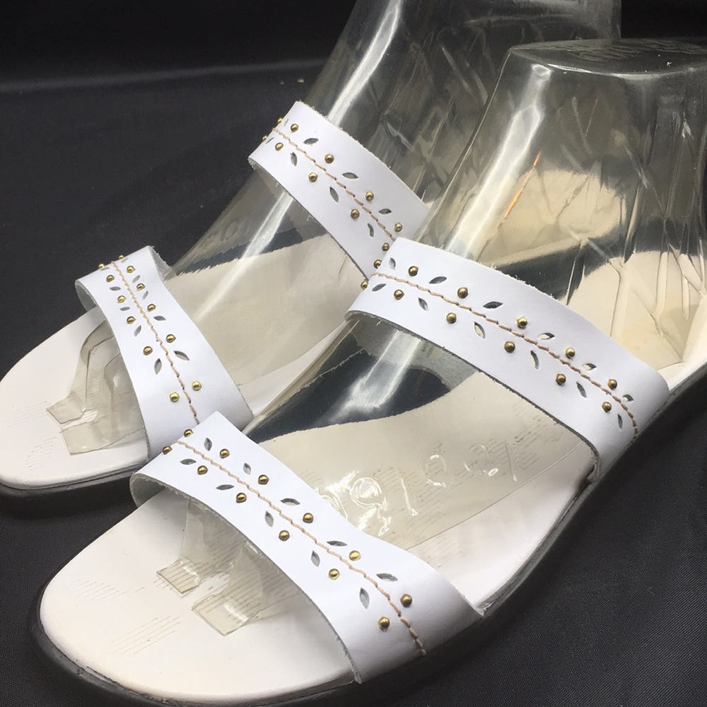 Azalea White flat sandals size 10